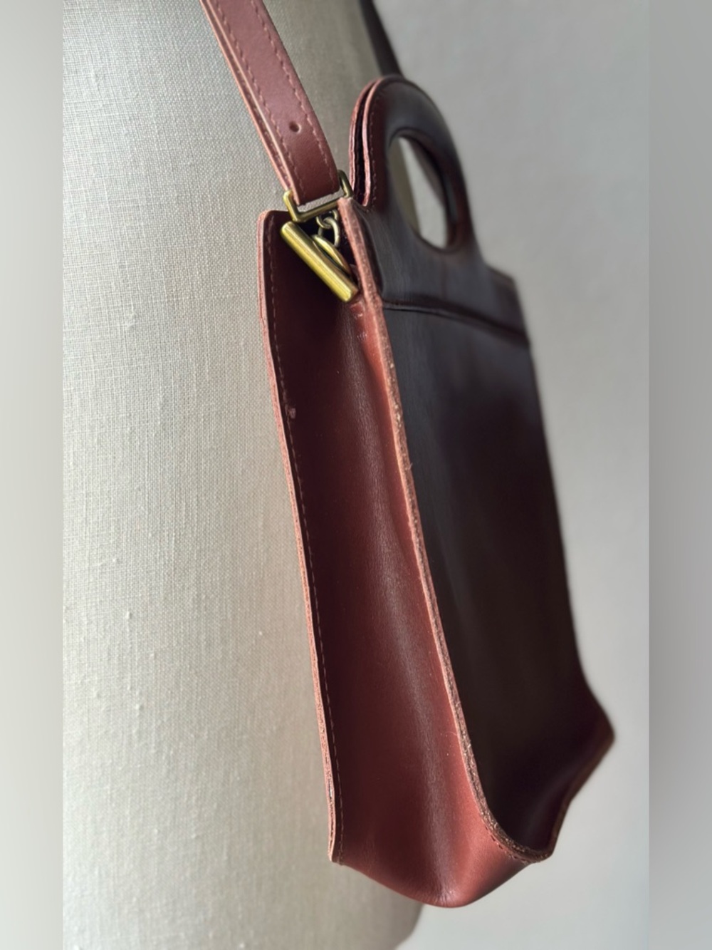 Madewell The Toggle Crossbody Bag in Cherry Wood Leather - Picture 4 of 11